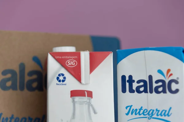 スーパーマーケットでの販売のための商業包装に牛乳全体の箱 人間の消費のための低温殺菌牛乳 基本的なバスケットアイテム テトラパックの包装 カルシウムの多い牛の乳 — ストック写真