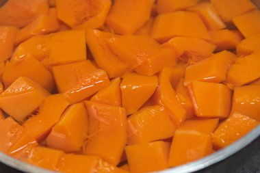 Hazırlık tavasında balkabağı reçeli. Mutfak lezzeti. Balkabağı gübresi alüminyum tavada pişiyor. Şekerler ve jöleler. Ev yapımı yemek..