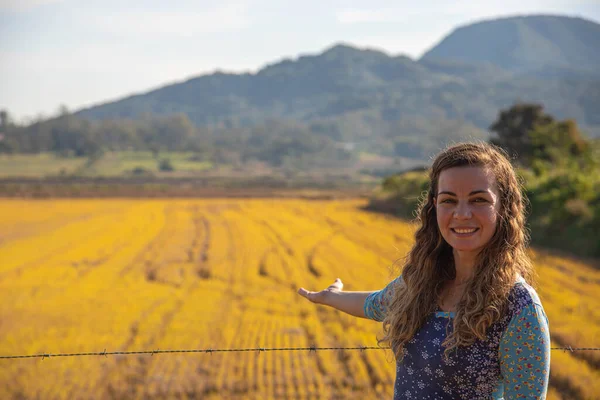 Kobieta Pokazuje Pole Ryżowe Brazylijska Młoda Kobieta Strefie Produkcji Rolnej Zdjęcia Stockowe bez tantiem