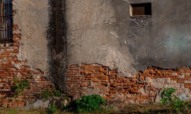 Eski demiryolu deposunun beton duvarı ve tuğla dokusu. Antik mimari. Terk edilmiş servis depoları.