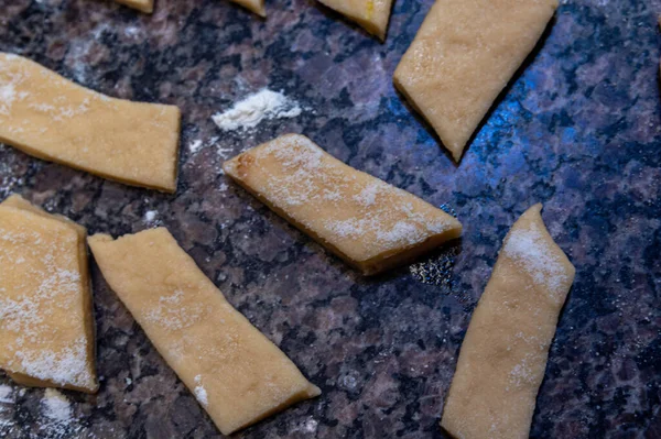 自家製小麦粉ビスケットの生産 甘いクッキー 自家製だ パン屋さん — ストック写真