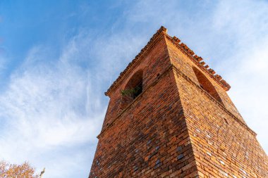 Fırınlanmış tuğlalardan yapılmış antik kilise kulesi mimarisi. İnşaat. Ortaçağ inşaat tekniği. Tapınaklar ve kiliseler. Güney Brezilya 'daki eski Katolik kilise kulesi.