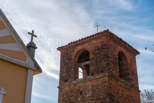 Starożytna Architektura Wieży Kościoła Zbudowana Pieczonych Cegieł Budowa Średniowieczna Technika — Zdjęcie stockowe