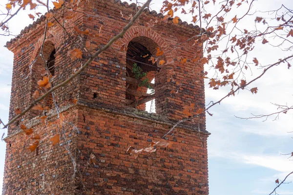 Starożytna Architektura Wieży Kościoła Zbudowana Pieczonych Cegieł Budowa Średniowieczna Technika — Zdjęcie stockowe