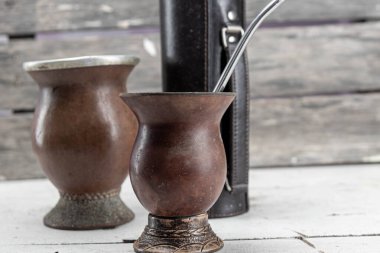 İçki arkadaşı ve eşi için aletler. Chimarro, Caingangue, Guarani, Aymara ve Quechua kültürlerinden miras kalan Güney Konisi kültürünün karakteristik bir içeceğidir.