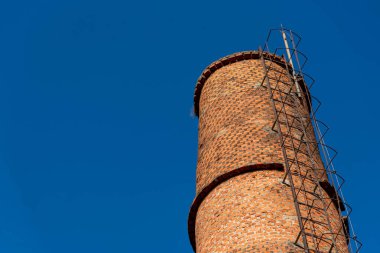Terk edilmiş eski fabrikanın tuğla kulesi. Antik mimari. Terk edilmiş tahıl, kooperatif fabrikası alıyor. Gıda işleme endüstrisi.