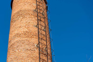 Terk edilmiş eski fabrikanın tuğla kulesi. Antik mimari. Terk edilmiş tahıl, kooperatif fabrikası alıyor. Gıda işleme endüstrisi.