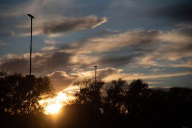 Brezilya 'da bir alışveriş merkezinin otoparkında dramatik bir gökyüzü ve gün batımı silueti. Öğleden sonra. Günün sonunda Latin Amerika 'da Cumuulunimbus bulutları.