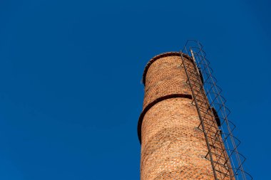 Terk edilmiş eski fabrikanın tuğla kulesi. Antik mimari. Terk edilmiş tahıl, kooperatif fabrikası alıyor. Gıda işleme endüstrisi.