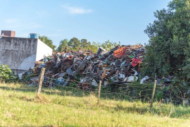 Elektronik atık açık alanda depolanmış. Çevre felaketi. Atık ve sentetik malzeme deposu. Düzensiz çevresel atık. Organik olmayan çöp..