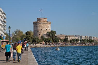 Deniz kıyısında, Selanik'te beyaz tower yakınındaki. Yunanistan