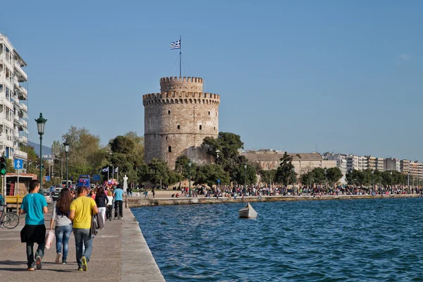 On the seafront, near the white tower in Thessaloniki. Greece — Stock Photo, Image