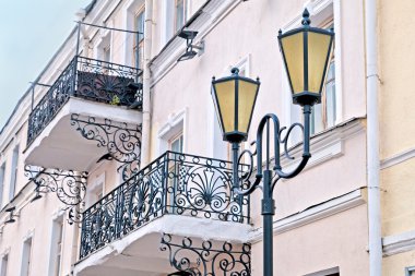 Eski bir bina Balkonlu arka planda fener.