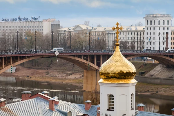 A ponte do outro lado do rio Dvina Ocidental. Vitebsk. Bielorrússia — Fotografia de Stock