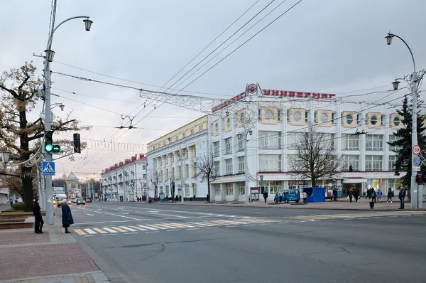 Ulica w Witebsku i centrum handlowego Central. Białoruś — Zdjęcie stockowe