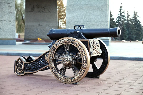 Le vieux canon sur la place de la Victoire à Vitebsk. Bélarus — Photo