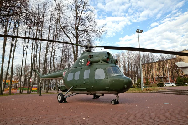 O Parque dos Vencedores em Vitebsk. O helicóptero Mi-2. Bielorrússia — Fotografia de Stock