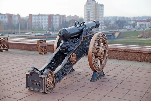 Gamla kanonen på Victory Square i Vitebsk. Vitryssland — Stockfoto