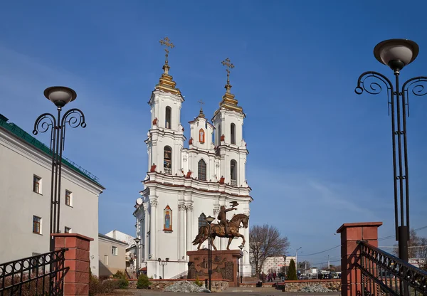 Iglesia de la Resurrección y monumento al príncipe lituano Olgerd. Vitebsk. Belarús — Foto de Stock