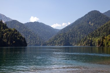 Ritsa Gölü dağlarla çevrili. Abhazya