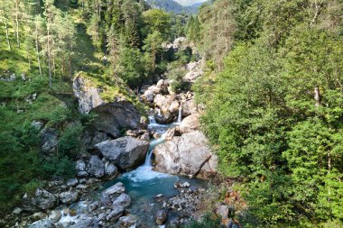 Abhazya. Şelale dağlarda