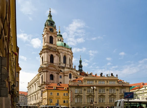 República Checa. Praga. La Iglesia de San Nicolás en la plaza Staromestske —  Fotos de Stock