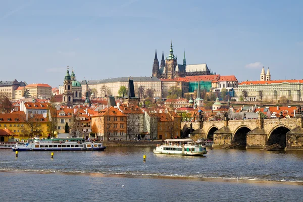 République tchèque. Prague. Bateaux de plaisance sur la rivière Vltava — Photo