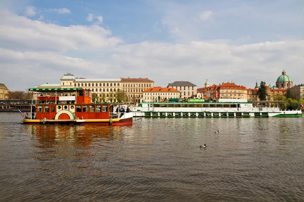 Tsjechische Republiek. Praag. Pleziervaartuigen op de rivier de Moldau — Stockfoto