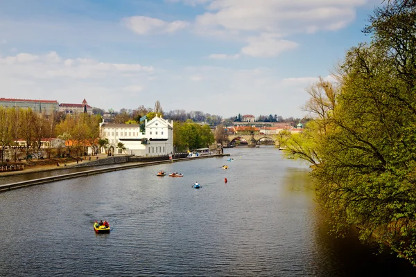Tsjechische Republiek. Praag. Pleziervaartuigen en catamarans op de rivier de Moldau — Stockfoto