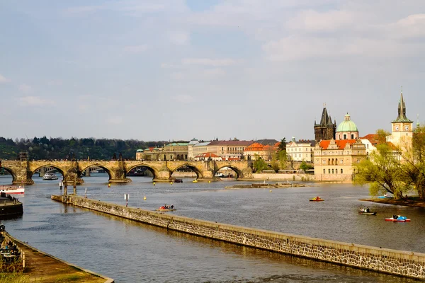 Чехия. Прага. Вид на Карлов мост с реки Влтавы — стоковое фото