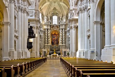 Almanya. Münih. Theatinerkirche, kutsal Gaetana kilisenin sunak