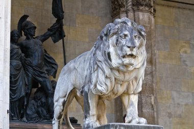 Almanya. Bayern. Münih. Bir savaşçı ve Feldherrnhalle aslan heykeli