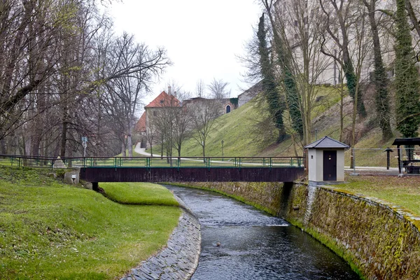 Tsjechische Republiek. Hluboka nad Vltavou. Brug over de Vltava — Stockfoto