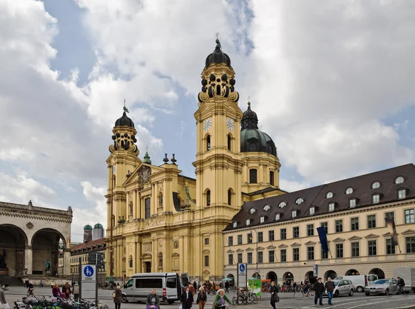 Alemania. Bayern. En Munich. Theatinerkirche en la plaza Odeonsplatz —  Fotos de Stock