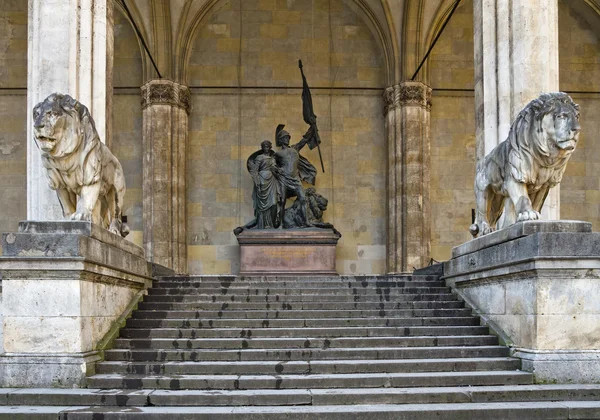 Alemania. Bayern. En Munich. Estatua de un guerrero y los leones en Feldherrnhalle —  Fotos de Stock