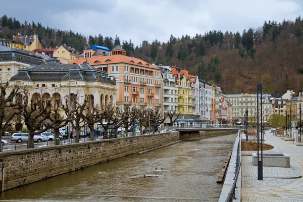 Tsjechische Republiek. Karlovy Vary. De Tepla-rivier Dijk — Stockfoto