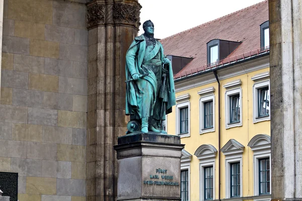 Almanya. Bayern. Münih. Prens von Wrede Feldherrnhalle heykeli — Stok fotoğraf