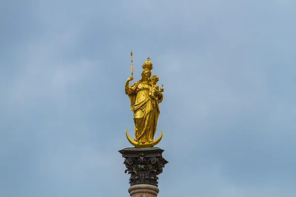 Niemcy. Munich. Posąg Najświętszej Maryi Panny na Marienplatz — Zdjęcie stockowe