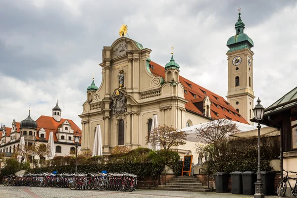 Německo. Mnichov. Pohled na kostel svatého ducha — Stock fotografie