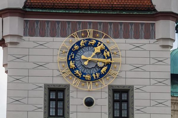 Duitsland. München. Marienplatz. De klok op het oude stadhuis — Stockfoto
