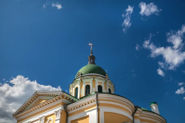 El Kremlin de Zaraysk. El monumento arquitectónico del siglo XVI. La cúpula de la Catedral de San Juan Bautista 1901-1904 contra el cielo. Rusia. La región de Moscú. Zaraysk — Foto de Stock