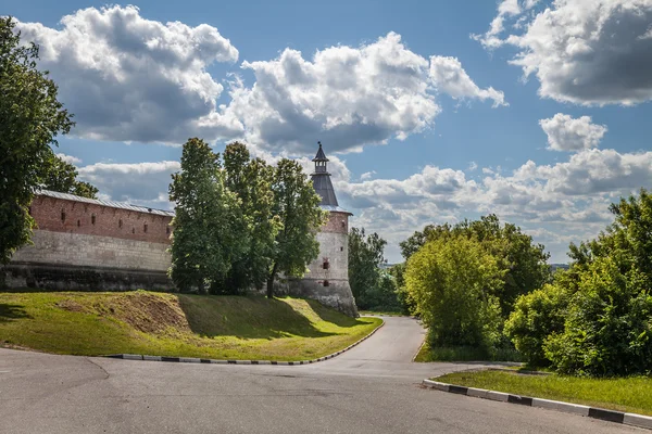 Зарайский Кремль. Архитектурный памятник XVI века. Крепостная стена с башней. Россия. Московская область. Зарайск — стоковое фото