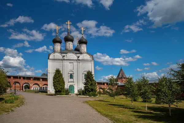 Zaraysk Κρεμλίνο. Το αρχιτεκτονικό μνημείο του 16ου αιώνα. 1681 καθεδρικός ναός του Αγίου Νικολάου και το φρούριο τοίχο στο φόντο. Η περιοχή της Μόσχας. Zaraysk — Φωτογραφία Αρχείου