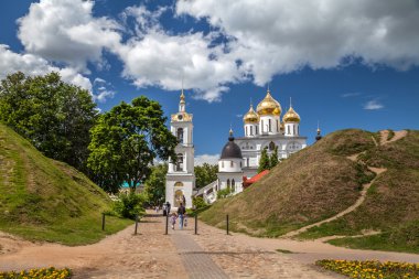 Dormition Katedrali ve surların manzarası. Dmitrov Kremlin. Rusya. Dmitrov.
