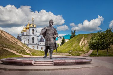 Dmitrov Kremlin. Yury Dolgoruky anıtı, Katedral ve surlar manzarası. - Rusya. Moskova bölgesi. Dmitrov