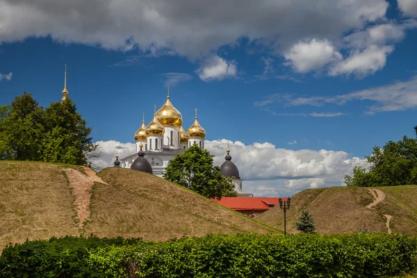 Dmitrov Kremlin. View of the Dormition Cathedral and the ramparts. Russia. The Moscow region. Dmitrov — Stock Photo, Image
