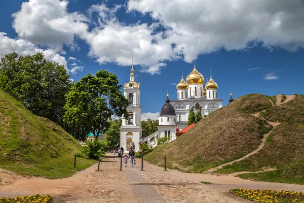 Widok na katedrę w Dormition i mury obronne. Kreml Dmitrov. Rosja. Dmitrov. — Zdjęcie stockowe