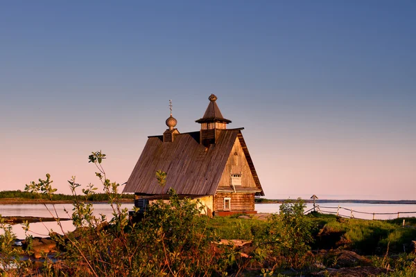 Old wooden Church on the shore of the White sea at sunset — Stock Photo, Image