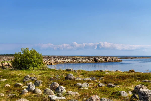 Rotsachtige kust van de Witte Zee in zomerdag — Stockfoto