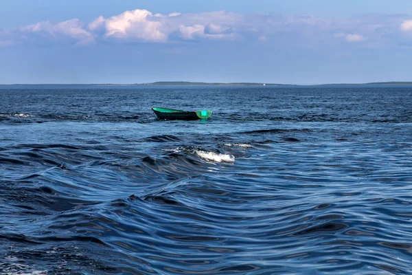 Little green boat on the waves of the White sea — Stock Photo, Image